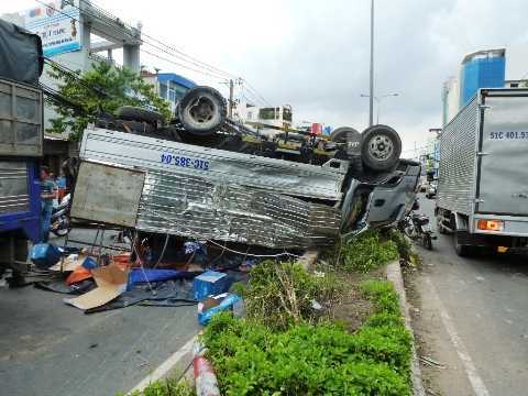 Xe tải lật nhào, giao thông trên phố Sài Gòn hỗn loạn