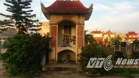 Người đàn ông tự thiêu giữa nghĩa trang