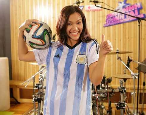 Phương Vy chu mỏ thổi nhạc cụ mừng World Cup