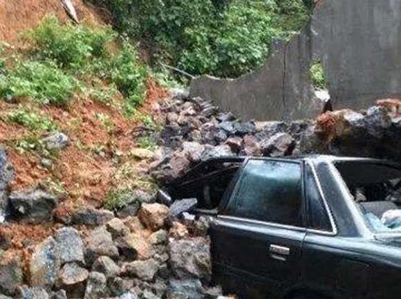 Sập đổ tường kè đá hộc trong cơn mưa, đè chết 2 bố con