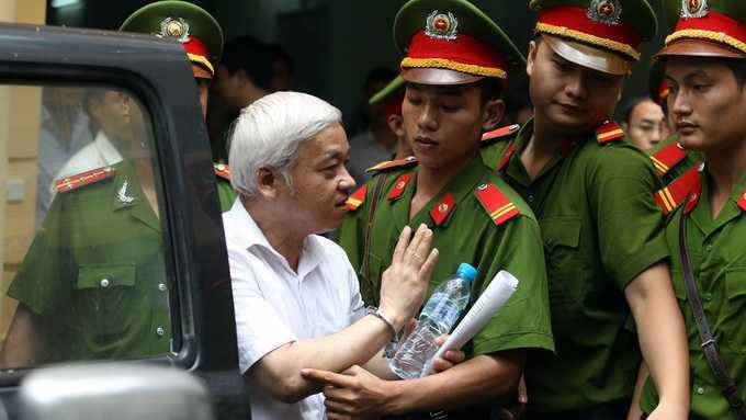 Bầu Kiên cười chào người thân sau khi nhận án 30 năm tù