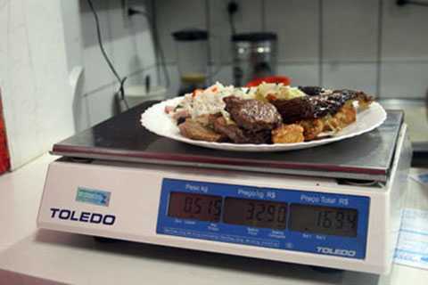 World Cup kỳ lạ: Mua cơm theo... cân