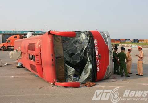 Xe container đâm xe khách, hàng chục người nhập viện