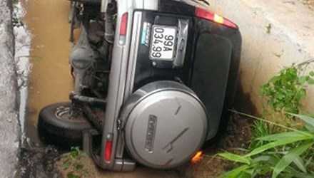 'Xế hộp' chui xuống cống thoát nước