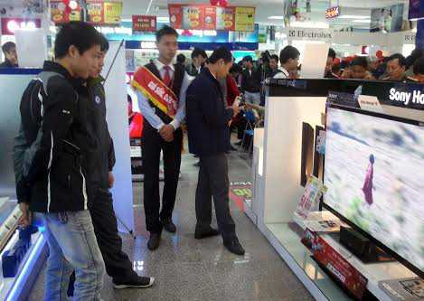 Nóng World Cup: Chung tiền thuê tivi 'xịn'