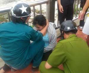 Mẹ ôm con 4 tháng tuổi định nhảy sông Hàn tự tử