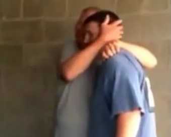 Bố xúc động rơi lệ khi con thực hiện lời hứa tặng ôtô từ năm 8 tuổi