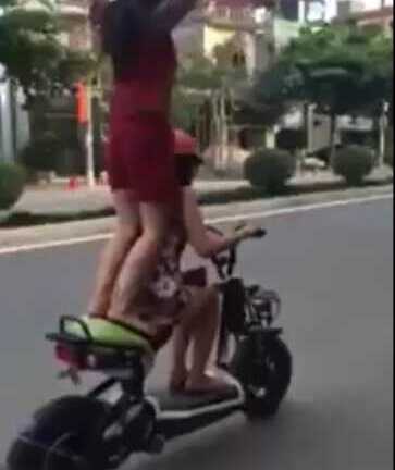 Clip: 'Làm xiếc' trên xe đạp điện, hai thiếu nữ trả giá đau đớn