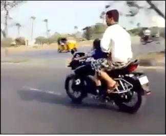 Rợn tóc gáy clip bé gái 4 tuổi lái môtô chở bố lao vù vù trên đường