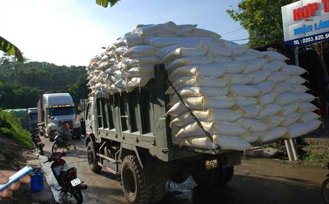 Gạo Việt Nam ồ ạt qua biên giới sang Trung Quốc