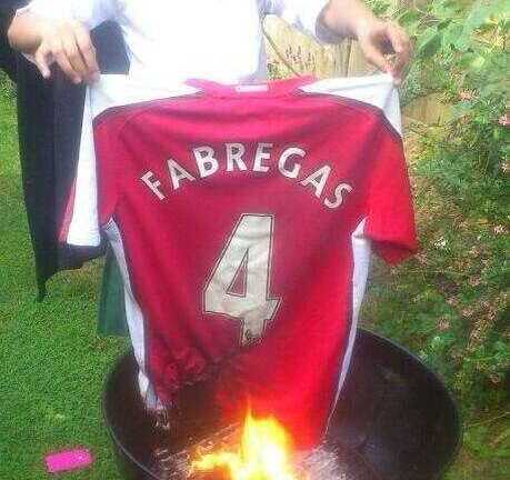 Fan Arsenal điên cuồng đốt áo Fabregas