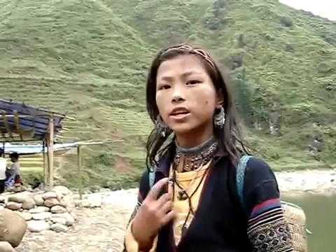 Clip: Bé gái vùng cao nói tiếng Anh như gió với du khách