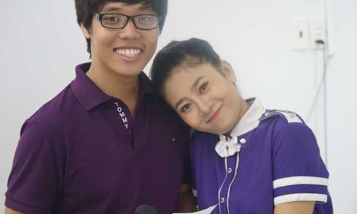 Phú Hiển Idol kiệt sức khi về trường