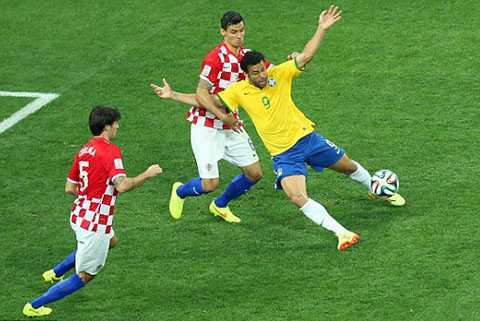 Clip: Fred diễn trò hề giúp Brazil hưởng phạt đền