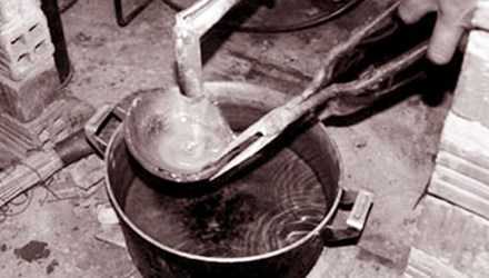 Chuyện lạ ở Khánh Hòa: Người đàn ông luyện vàng giữa phố