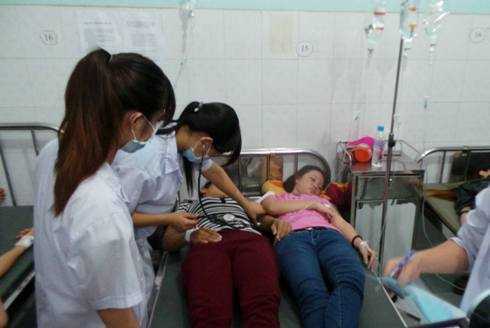 Hơn 100 công nhân nhập viện sau bữa tối