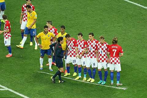 Clip: Trọng tài World Cup xịt phấn làm hàng rào