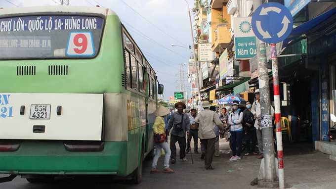 Đặt trạm dừng xe buýt vô lý trước cửa nhà dân