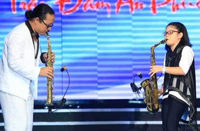 Con gái Trần Mạnh Tuấn tiếp tục trổ tài cùng bố