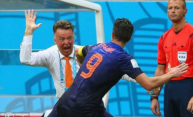 Van Persie ăn mừng hài hước với thầy mới Man Utd