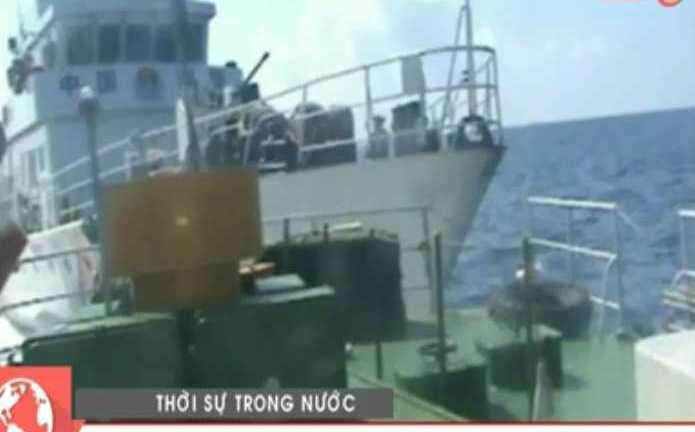 Tàu pháo Trung Quốc giả tàu hải cảnh ở Hoàng Sa