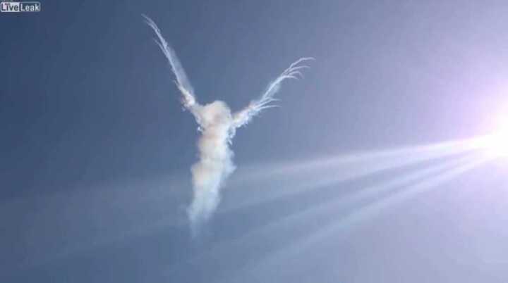 Video: Không quân Nga tạo hình thiên thần trên bầu trời Mátxcơva