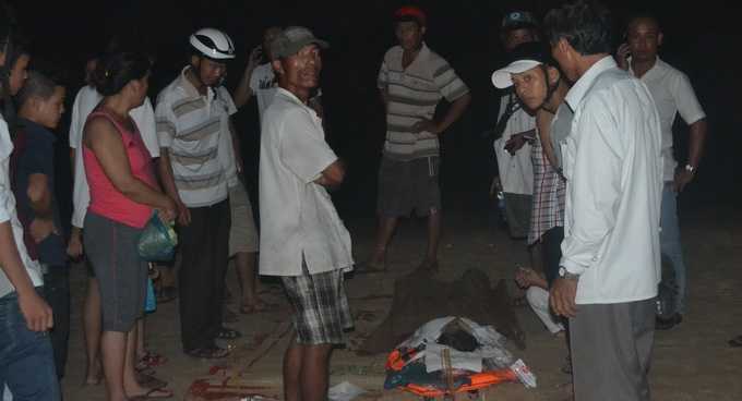 Cứu bạn đuối nước, cả hai bị sóng cuốn