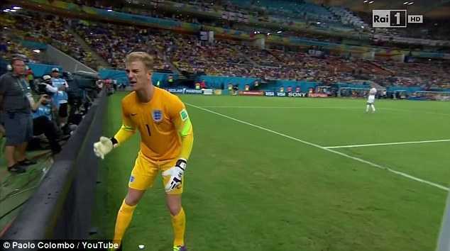 Mê mẩn Pirlo, cậu bé nhặt bóng khiến Joe Hart nổi khùng