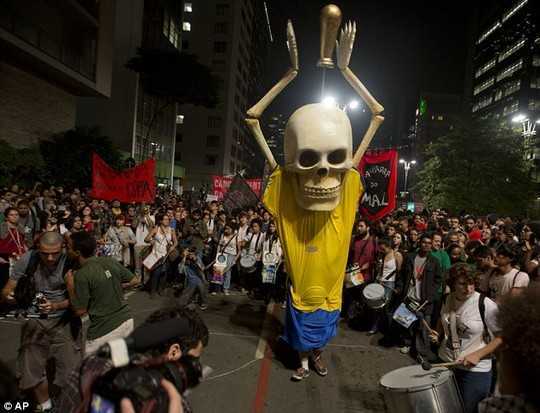 Cảnh sát Brazil nổ súng trong biểu tình chống World Cup