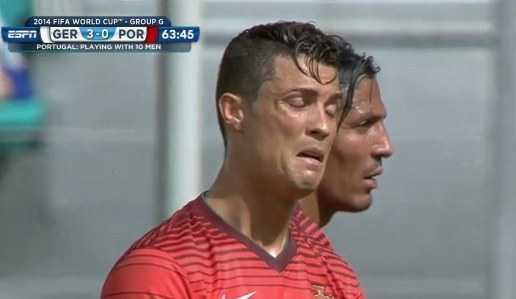 Joachim Low ngoáy mũi, bắt tay an ủi Ronaldo