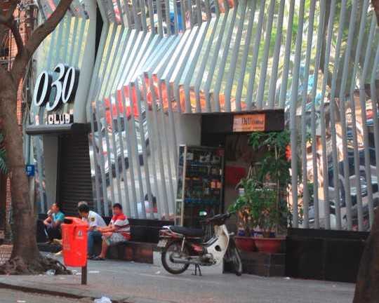 Mâu thuẫn trong quán bar, thiếu nữ rút súng thị uy