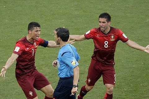Clip: Ronaldo nổi nóng, đòi phạt đền từ trọng tài