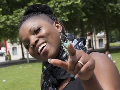 Hát 2 bài trong lúc phẫu thuật cổ họng