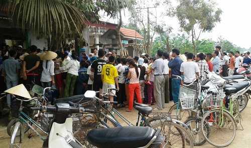 Dừa rơi đứt dây điện, 2 người bị giật tử vong