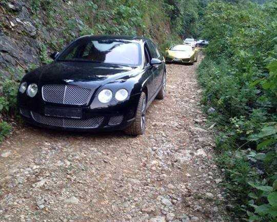 Siêu xe vượt đường rừng ở Việt Nam gây sốt trên mạng