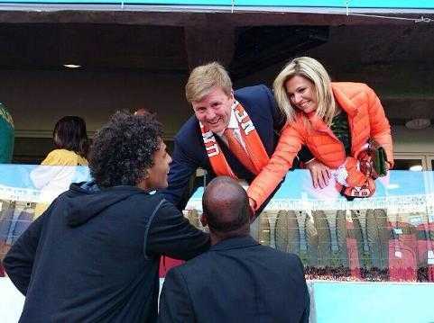 Vua và hoàng hậu Hà Lan vào phòng thay đồ chúc mừng đội nhà