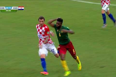 Clip: Alex Song đánh nguội Mandzukic bằng kungfu phim chưởng