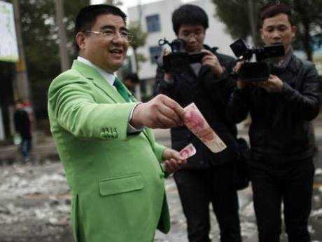 Đại gia Trung Quốc chiêu đãi tiệc, phát tiền cho dân Mỹ