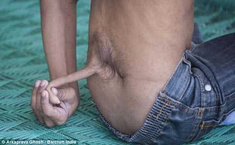 Gặp hóa thân của 'thần khỉ' với cái đuôi bí ẩn mọc sau lưng