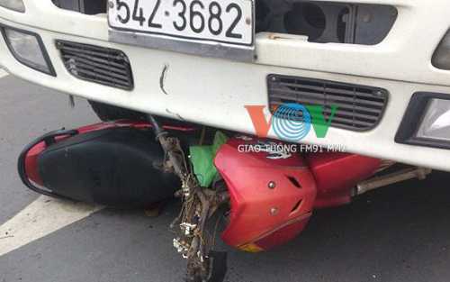 Chạy CSGT, 2 thanh niên đụng đầu xe tải