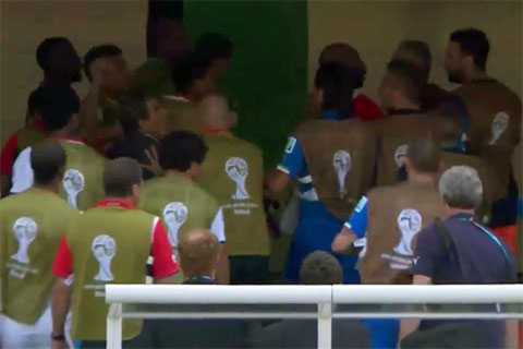 Cầu thủ Italia, Costa Rica ẩu đả trong đường hầm