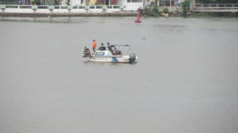 Thiếu nữ gieo mình xuống sông Sài Gòn tự tử chiều mưa