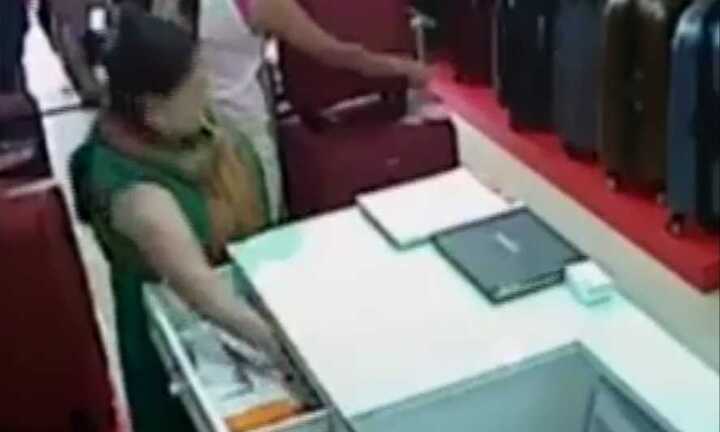 Quý bà vào shop trộm tiền nhét vào ngực bị camera ghi lại