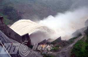 'Lũ chồng lũ' đe dọa miền Trung: Chống bằng cách nào?