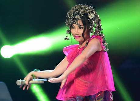 Clip: Thu Hường 'lột xác' trên sân khấu X Factor