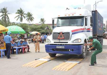 Kinh hoàng trạm cân 'tháo khoán' cho xe hổ vồ