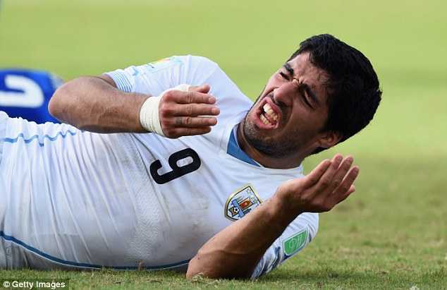 Suarez: Bình thường thôi, răng tôi va vào vai Chiellini