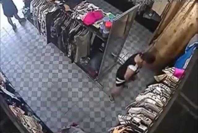Clip: Quý bà vào shop dàn cảnh trộm đồ, nhét vào 'chỗ kín'