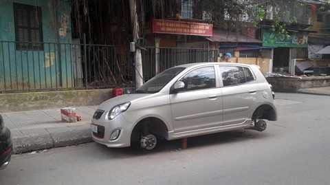 Đỗ xe qua đêm, Kia Morning bị trộm 4 bánh