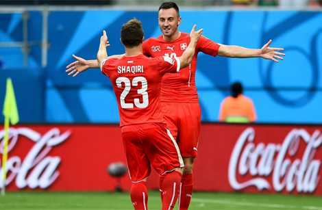 'Messi dãy Alps' lập hat-trick đưa Thụy Sỹ vào vòng 2